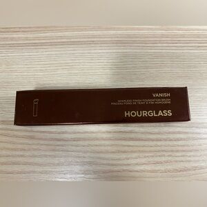 Hourglass Vanish™ Foundation Brush- ⭐️NEW⭐️